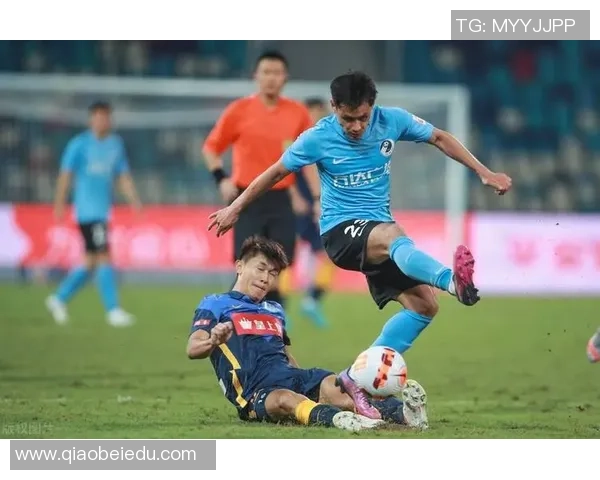 广州足球队实力之争引发热议球迷观点碰撞激烈讨论